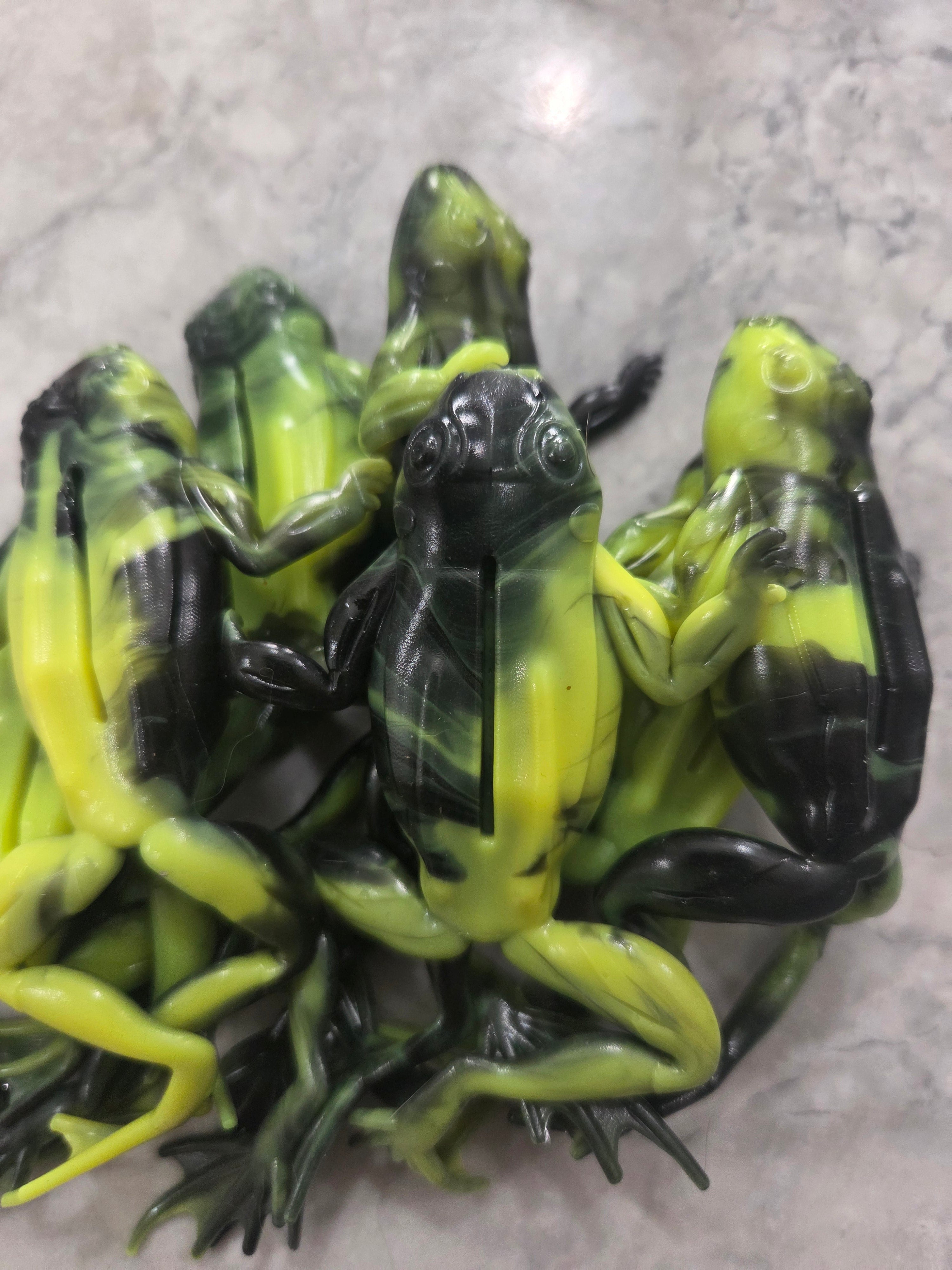 6" extended realistic floating frog