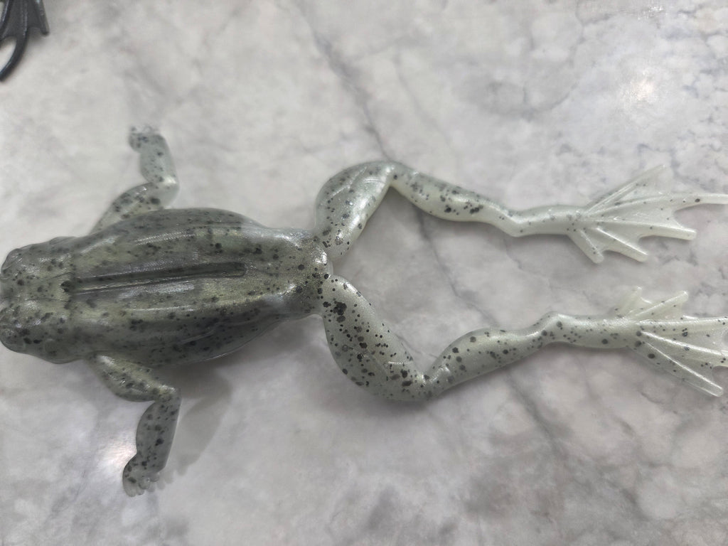 6" extended realistic floating frog