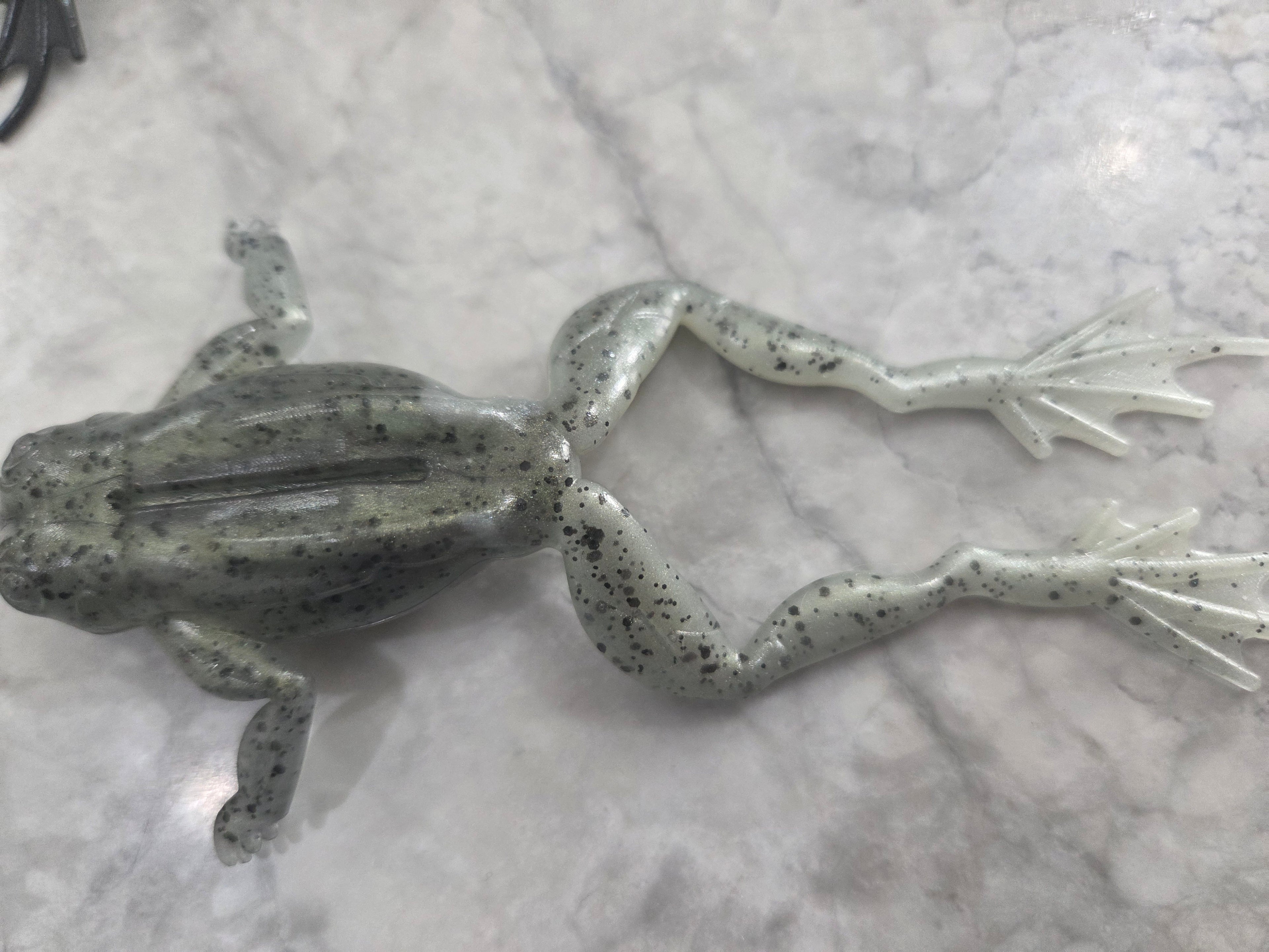 6" extended realistic floating frog