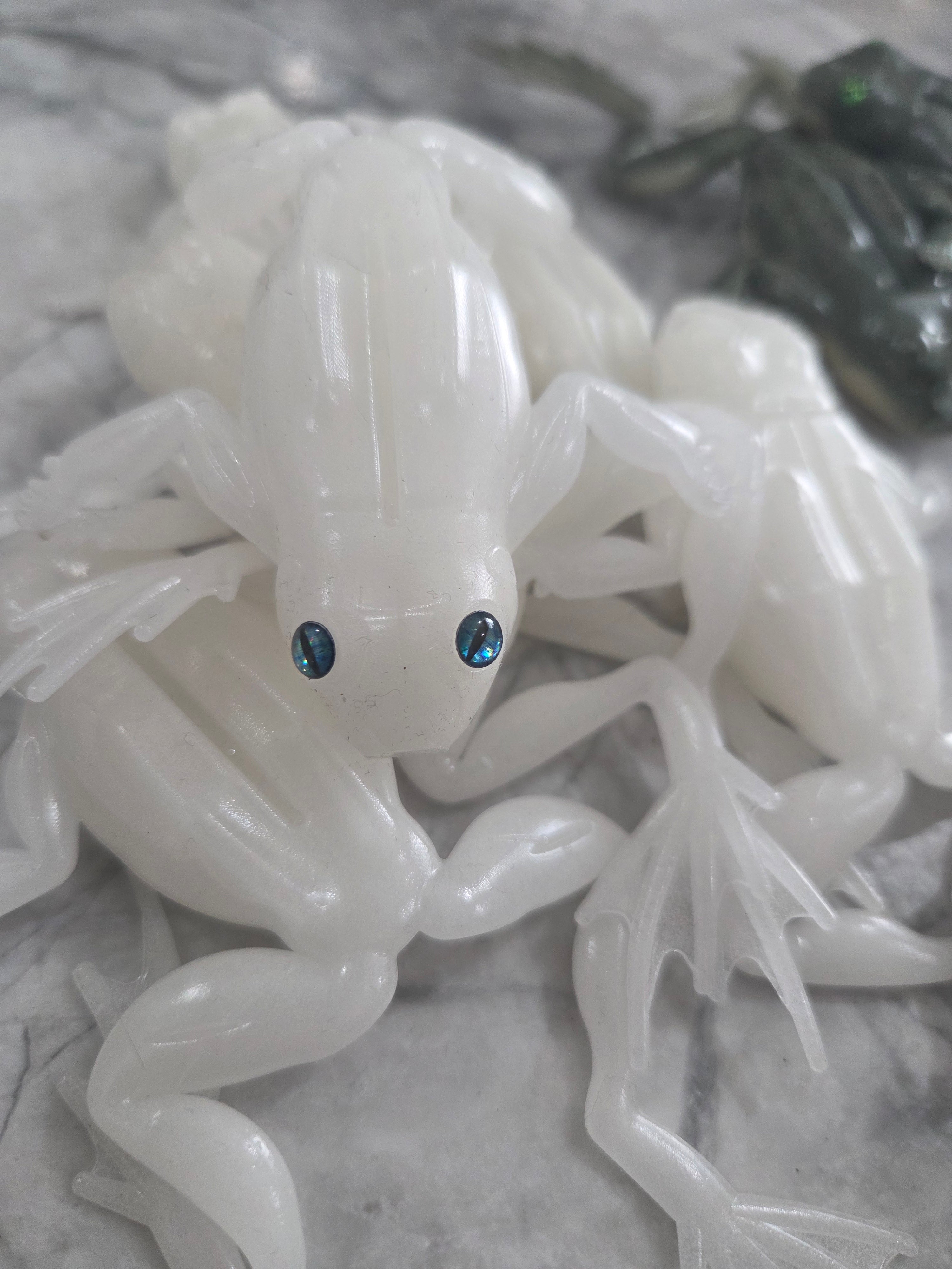 6" extended realistic floating frog