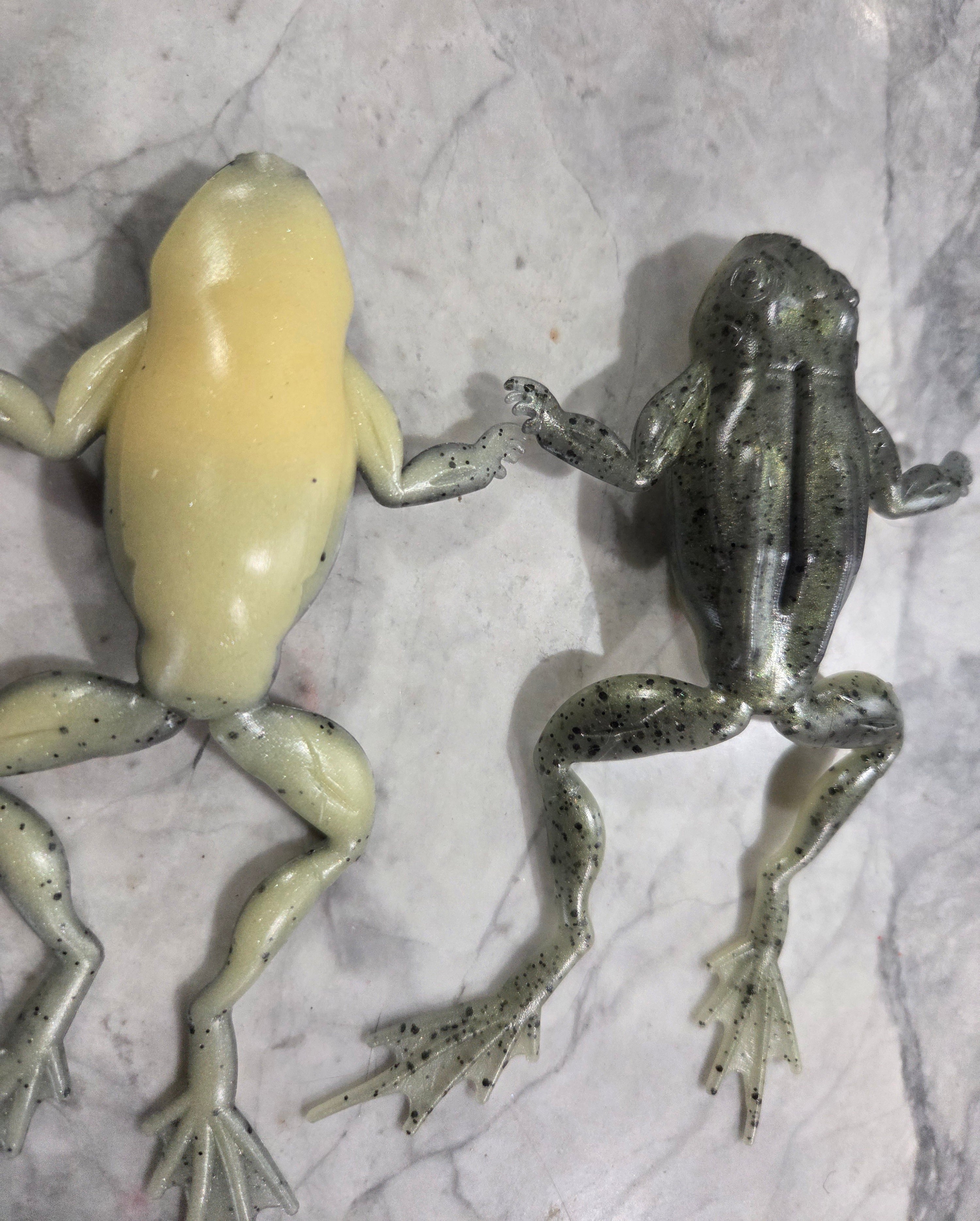 6" extended realistic floating frog